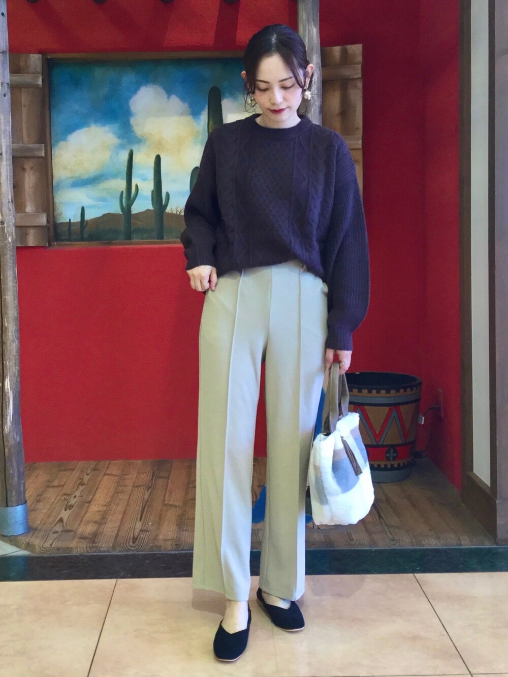 ベージュ系のその他パンツ、ベージュ系のトートバッグ、ブラック系のパンプスを着用したレディースの秋コーディネートの2枚目の写真