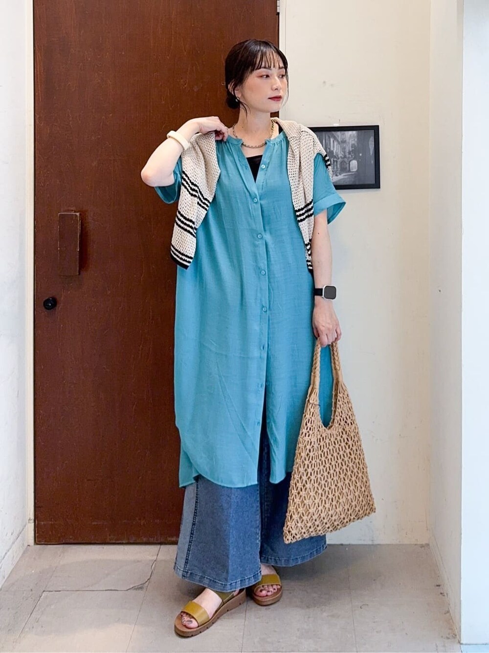 ホワイト系のカーディガン/ボレロ、ブルー系のワンピース、ブラック系のタンクトップを着用したレディースの夏コーディネートの2枚目の写真