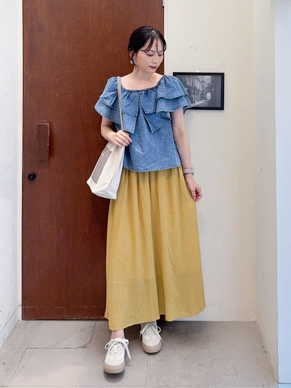 ブルー系のシャツ/ブラウス、イエロー系のその他パンツ、ベージュ系のスニーカーを着用したレディースの秋コーディネートの2枚目の写真