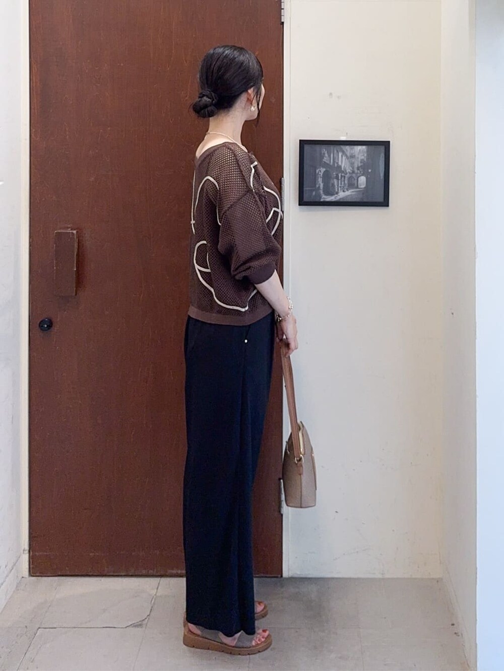 ブラウン系のカーディガン/ボレロ、ブラック系のその他パンツ、ベージュ系のサンダルを着用したレディースの夏コーディネートの3枚目の写真