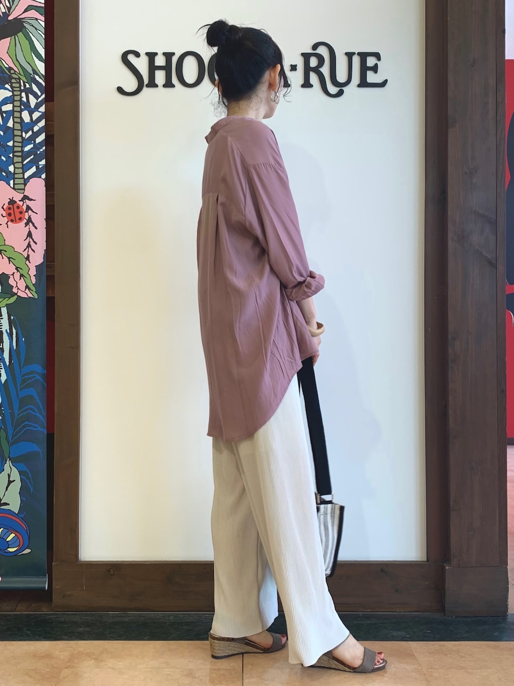 ブラウン系のタンクトップ、ピンク系のシャツ/ブラウス、ホワイト系のその他パンツを着用したレディースの春コーディネートの2枚目の写真