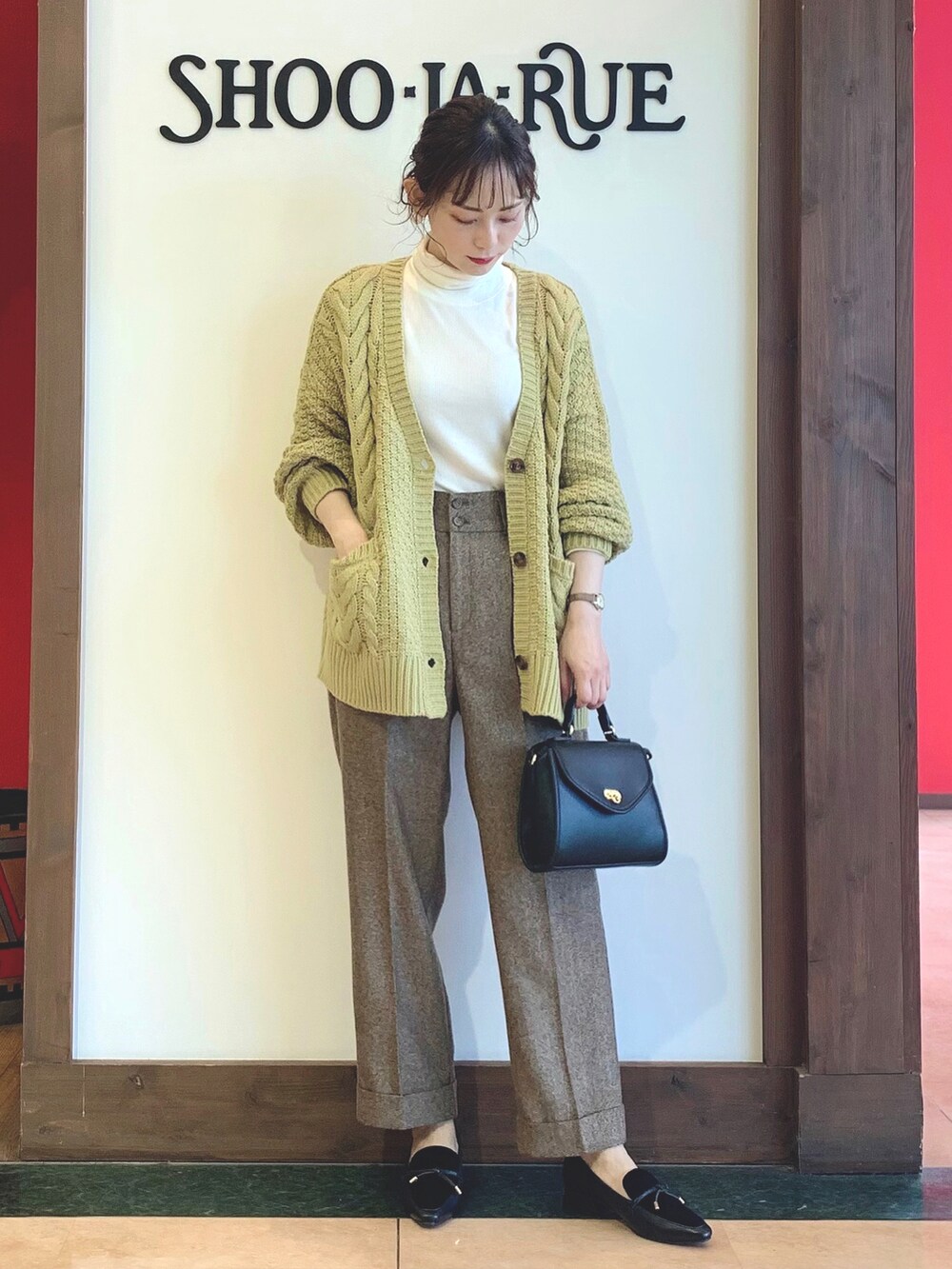 ホワイト系のTシャツ/カットソー、イエロー系のカーディガン/ボレロ、ブラウン系のその他パンツを着用したレディースの秋コーディネートの2枚目の写真