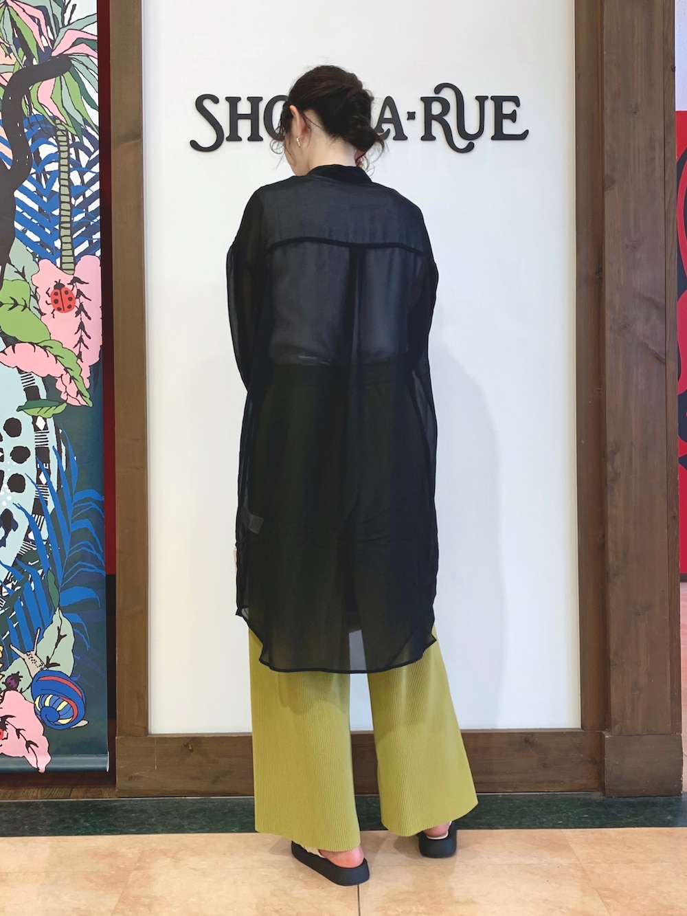 ホワイト系のタンクトップ、ブラック系のワンピース、グリーン系のその他パンツを着用したレディースの春コーディネートの3枚目の写真