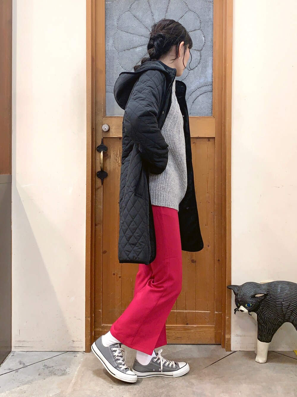 グレー系のニット/セーター、ブラック系のその他アウター、ピンク系のその他パンツを着用したレディースの冬コーディネートの2枚目の写真