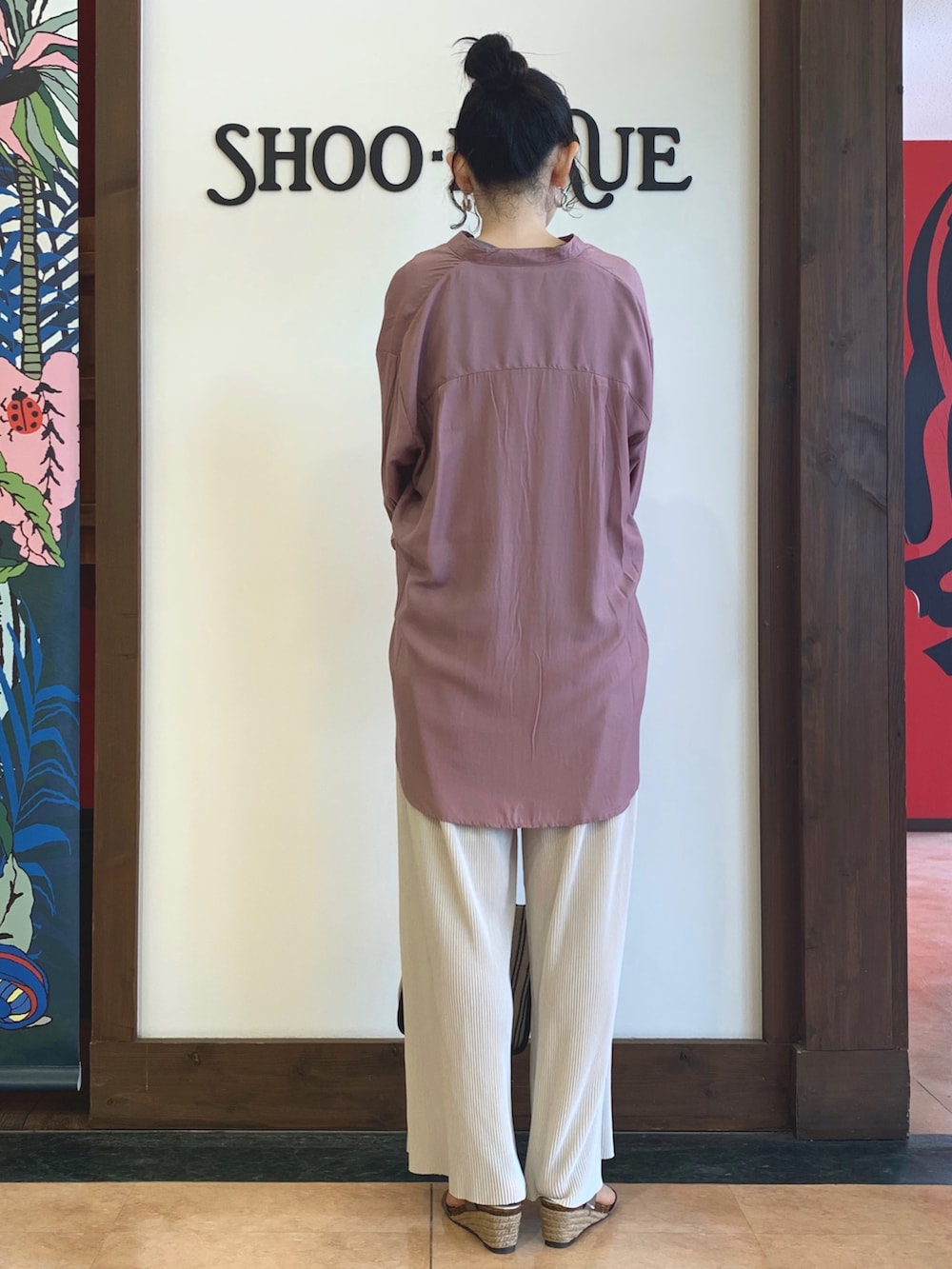 ブラウン系のタンクトップ、ピンク系のシャツ/ブラウス、ホワイト系のその他パンツを着用したレディースの春コーディネートの3枚目の写真