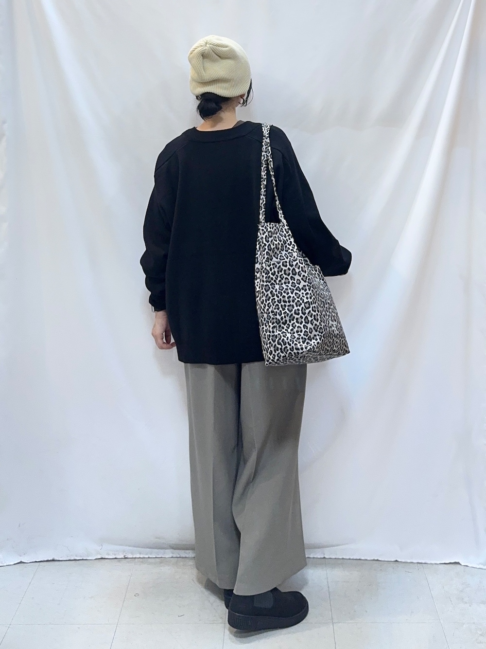 ブラウン系のTシャツ/カットソー、ベージュ系のその他パンツ、ブラック系のブーツを着用したレディースの秋コーディネートの3枚目の写真