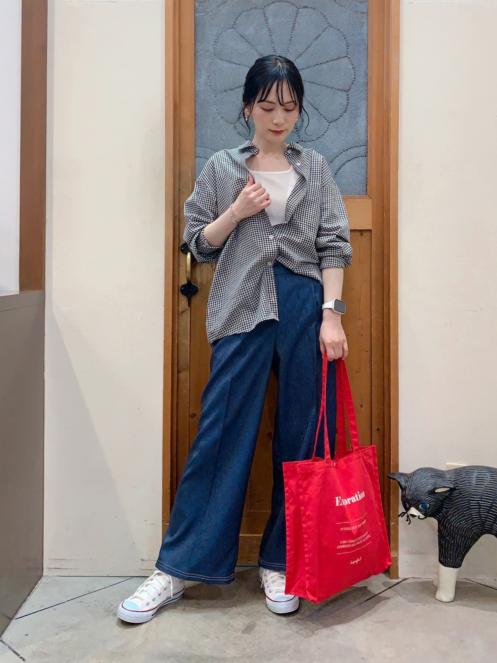 ブラック系のシャツ/ブラウス、ホワイト系のタンクトップ、ブルー系のその他パンツを着用したレディースの春コーディネートの2枚目の写真