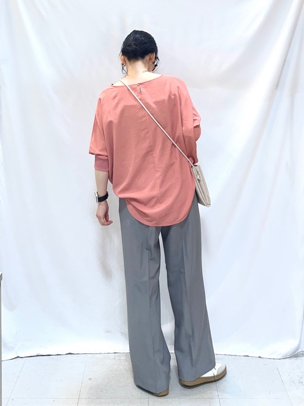 ピンク系のシャツ/ブラウス、グレー系のその他パンツ、ホワイト系のスニーカーを着用したレディースの春コーディネートの4枚目の写真