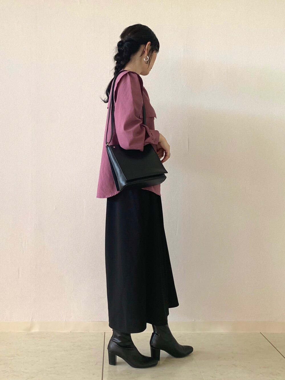 ピンク系のシャツ/ブラウス、ブラック系のその他パンツ、ブラック系のショルダーバッグを着用したレディースの秋コーディネートの2枚目の写真