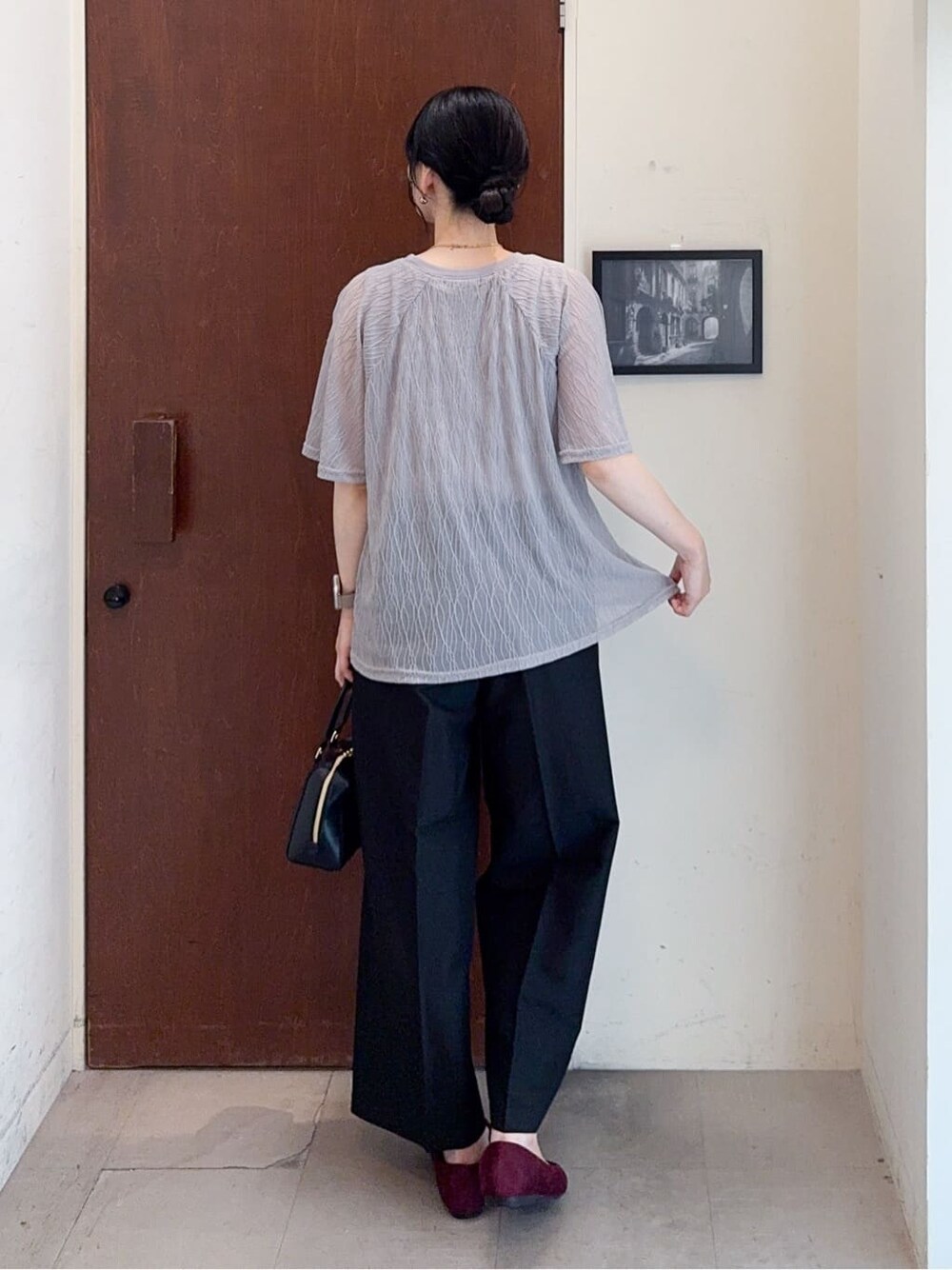 グレー系のTシャツ/カットソー、ブラック系のその他パンツ、レッド系のその他シューズを着用したレディースの秋コーディネートの7枚目の写真