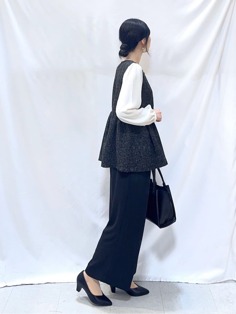 ブラック系のシャツ/ブラウス、ブラック系のその他パンツ、ブラック系のパンプスを着用したレディースの春コーディネートの3枚目の写真