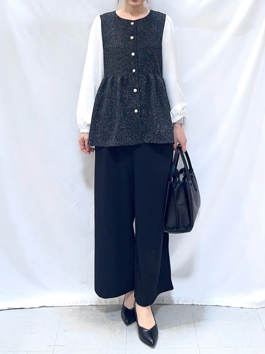 ブラック系のシャツ/ブラウス、ブラック系のその他パンツ、ブラック系のパンプスを着用したレディースの春コーディネートの5枚目の写真