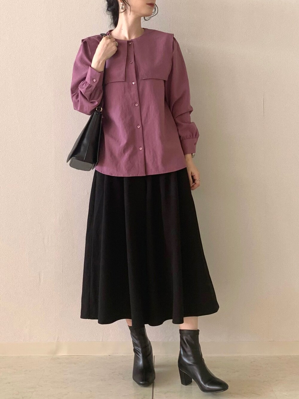 ピンク系のシャツ/ブラウス、ブラック系のその他パンツ、ブラック系のショルダーバッグを着用したレディースの秋コーディネートの4枚目の写真