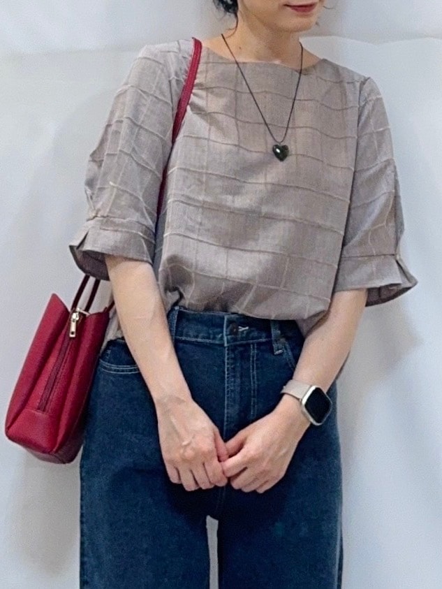 ベージュ系のシャツ/ブラウス、ブルー系のデニムパンツ、ブラック系のパンプスを着用したレディースの秋コーディネートの6枚目の写真