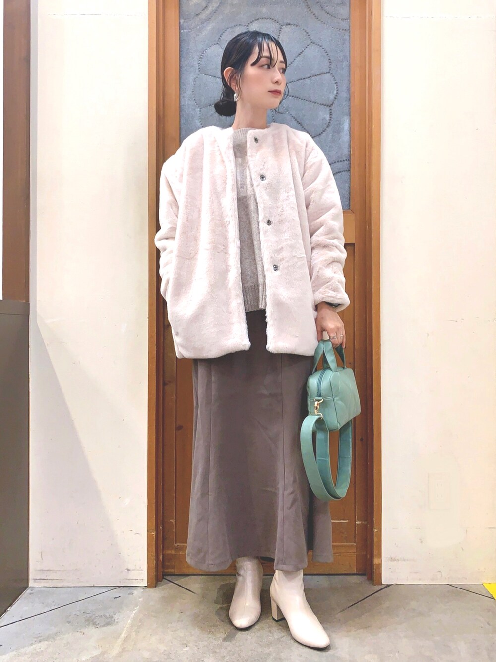 ベージュ系のブルゾン、ベージュ系のニット/セーター、ブラウン系のスカートを着用したレディースの秋コーディネートの2枚目の写真