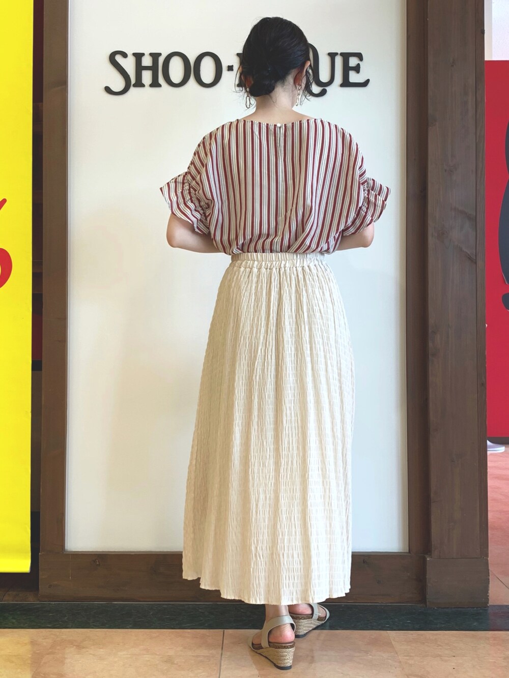 レッド系のシャツ/ブラウス、ホワイト系のスカート、ホワイト系のトートバッグを着用したレディースの夏コーディネートの3枚目の写真