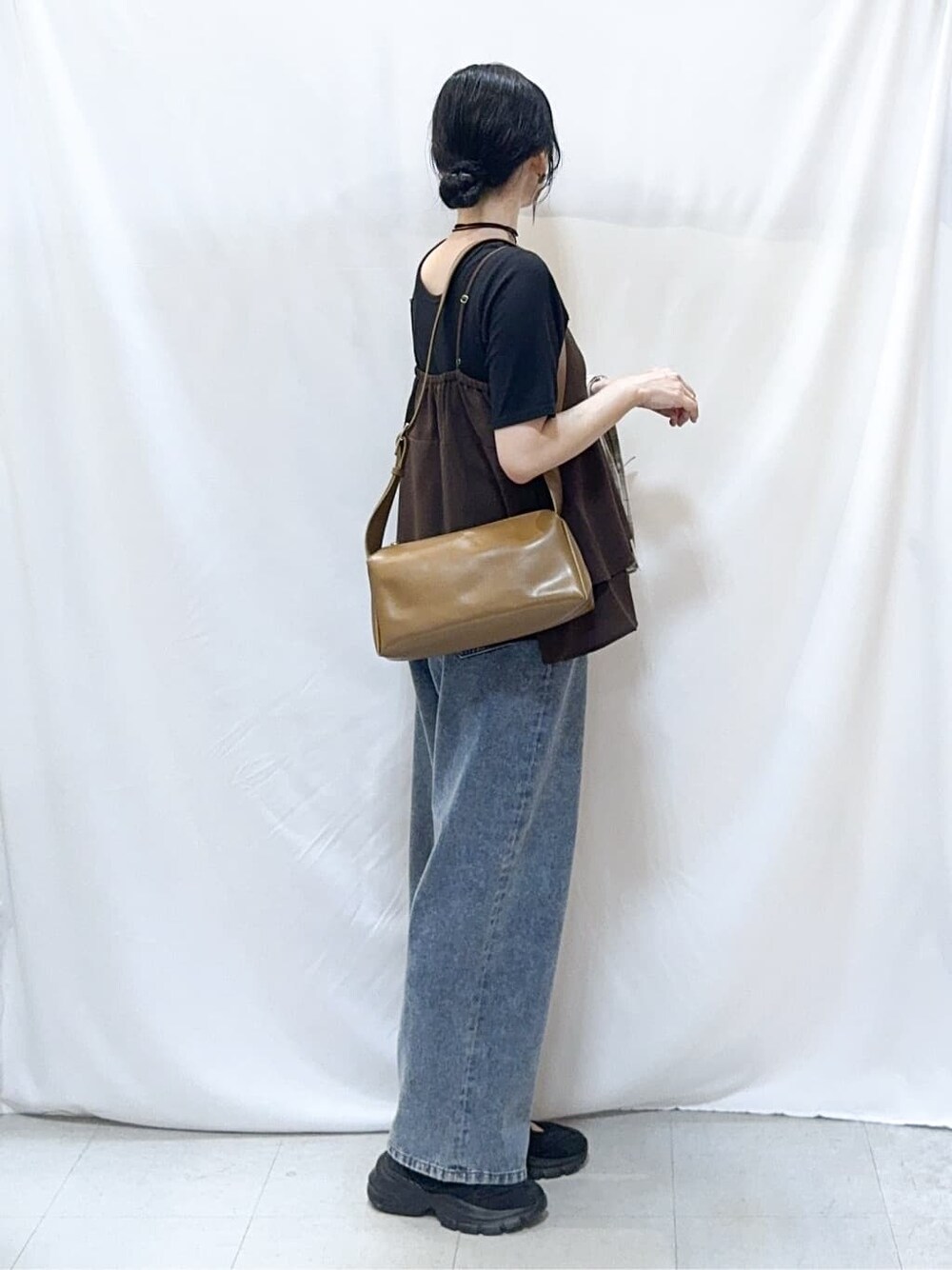 ベージュ系のシャツ/ブラウス、ブラウン系のタンクトップ、ブラック系のTシャツ/カットソーを着用したレディースの秋コーディネートの6枚目の写真