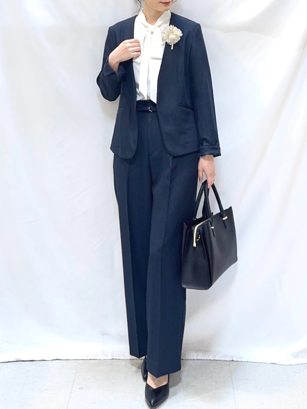 ブルー系のノーカラージャケット、ホワイト系のシャツ/ブラウス、ブルー系のその他パンツを着用したレディースの春コーディネートの5枚目の写真