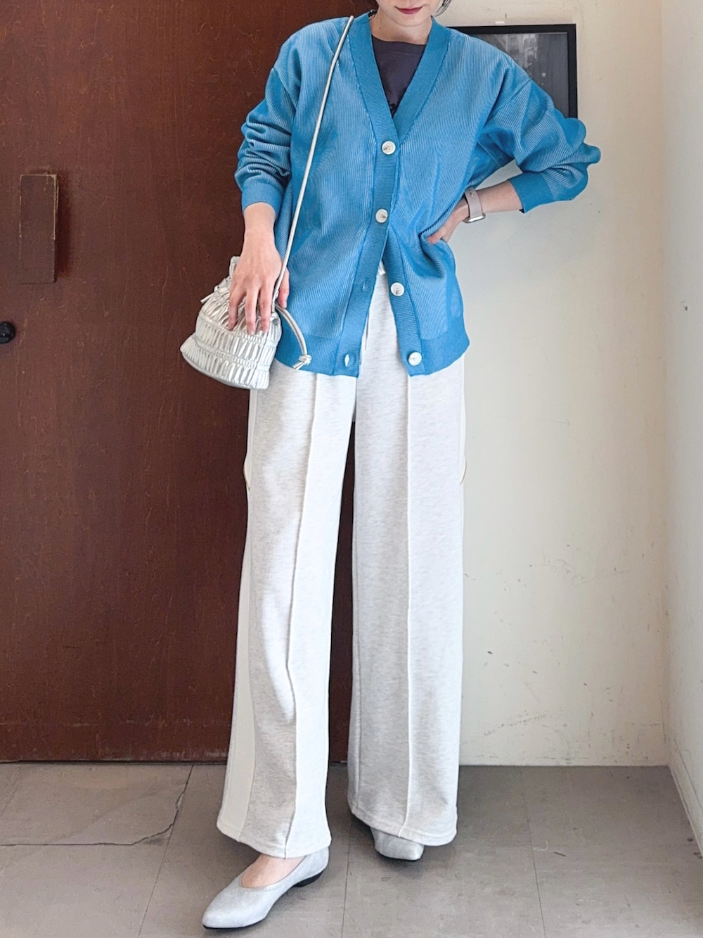 ブルー系のカーディガン/ボレロ、グレー系のTシャツ/カットソー、グレー系のその他パンツを着用したレディースの春コーディネートの4枚目の写真