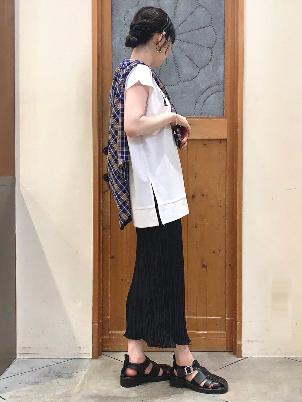 ブルー系のシャツ/ブラウス、ホワイト系のTシャツ/カットソー、ブラック系のスカートを着用したレディースの夏コーディネートの2枚目の写真