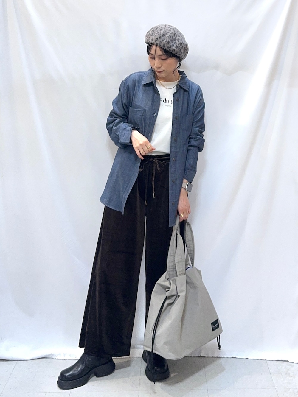 ブルー系のシャツ/ブラウス、ホワイト系のTシャツ/カットソー、ブラウン系のその他パンツを着用したレディースの秋コーディネートの5枚目の写真