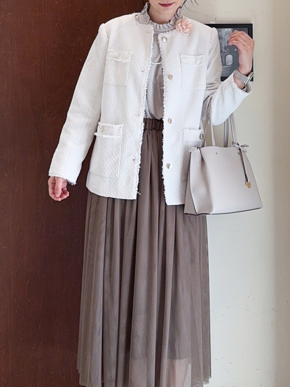 ベージュ系のノーカラージャケット、ベージュ系のシャツ/ブラウス、ブラウン系のスカートを着用したレディースの冬コーディネートの5枚目の写真