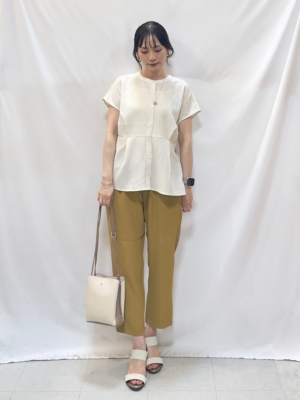 ホワイト系のシャツ/ブラウス、イエロー系のその他パンツ、ホワイト系のサンダルを着用したレディースの夏コーディネートの2枚目の写真