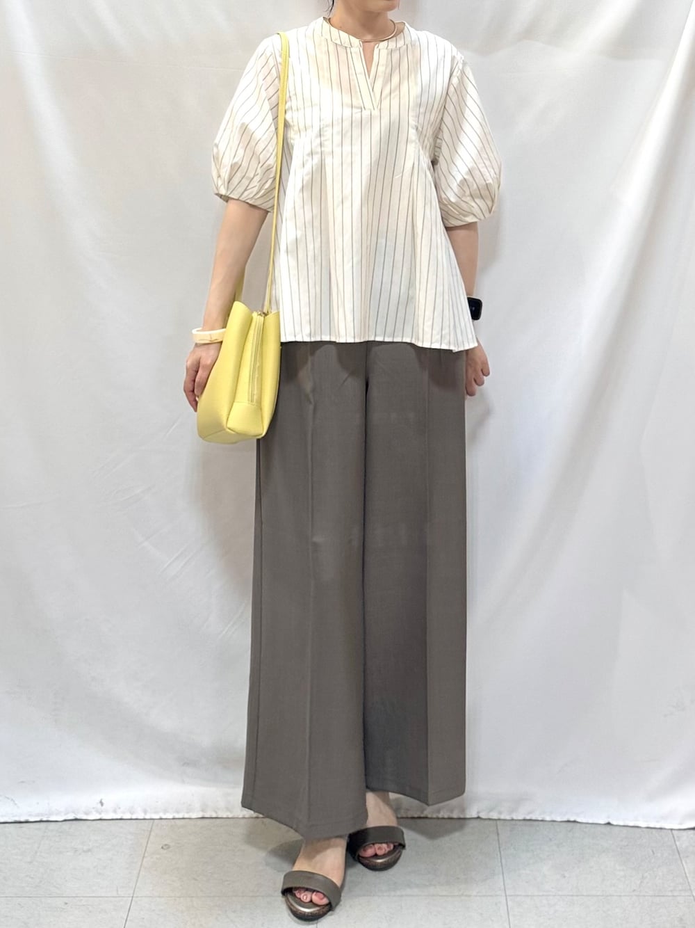 ベージュ系のシャツ/ブラウス、ブラウン系のその他パンツ、ブラウン系のサンダルを着用したレディースの夏コーディネートの6枚目の写真
