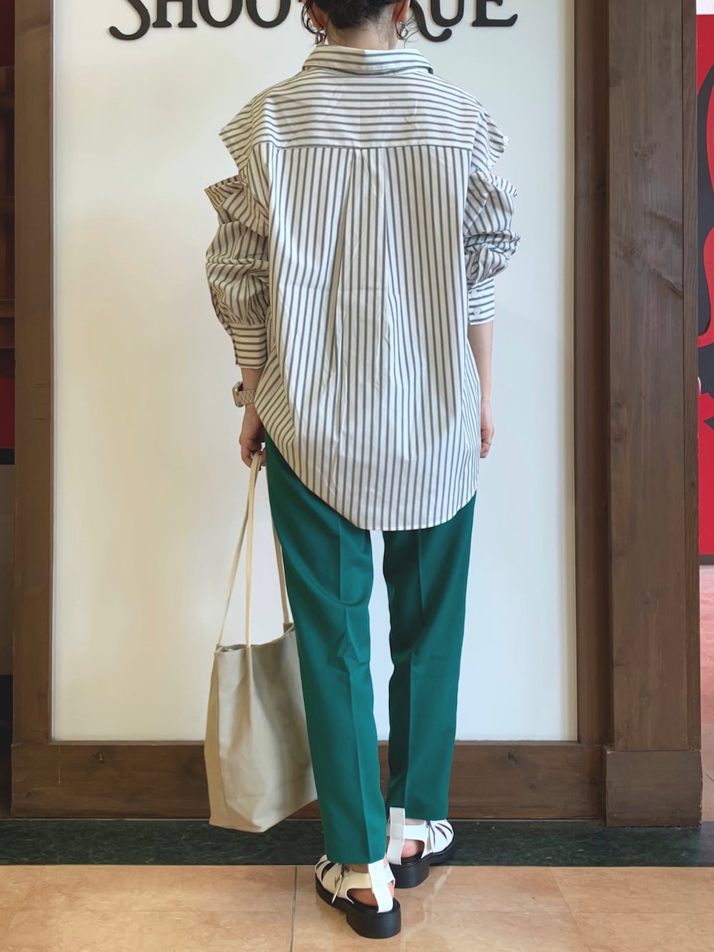 グレー系のシャツ/ブラウス、グリーン系のその他パンツ、グレー系のトートバッグを着用したレディースの秋コーディネートの3枚目の写真