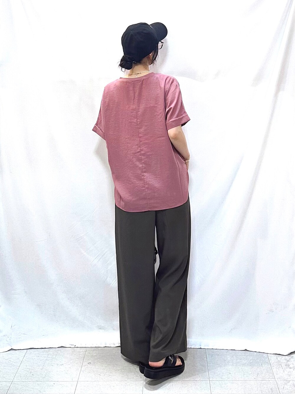 ピンク系のシャツ/ブラウス、ブラウン系のその他パンツ、ブラック系のサンダルを着用したレディースの夏コーディネートの6枚目の写真