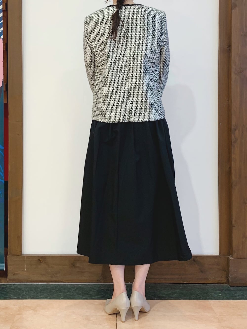 ベージュ系のシャツ/ブラウス、ブラック系のノーカラージャケット、グレー系のトートバッグを着用したレディースの春コーディネートの3枚目の写真