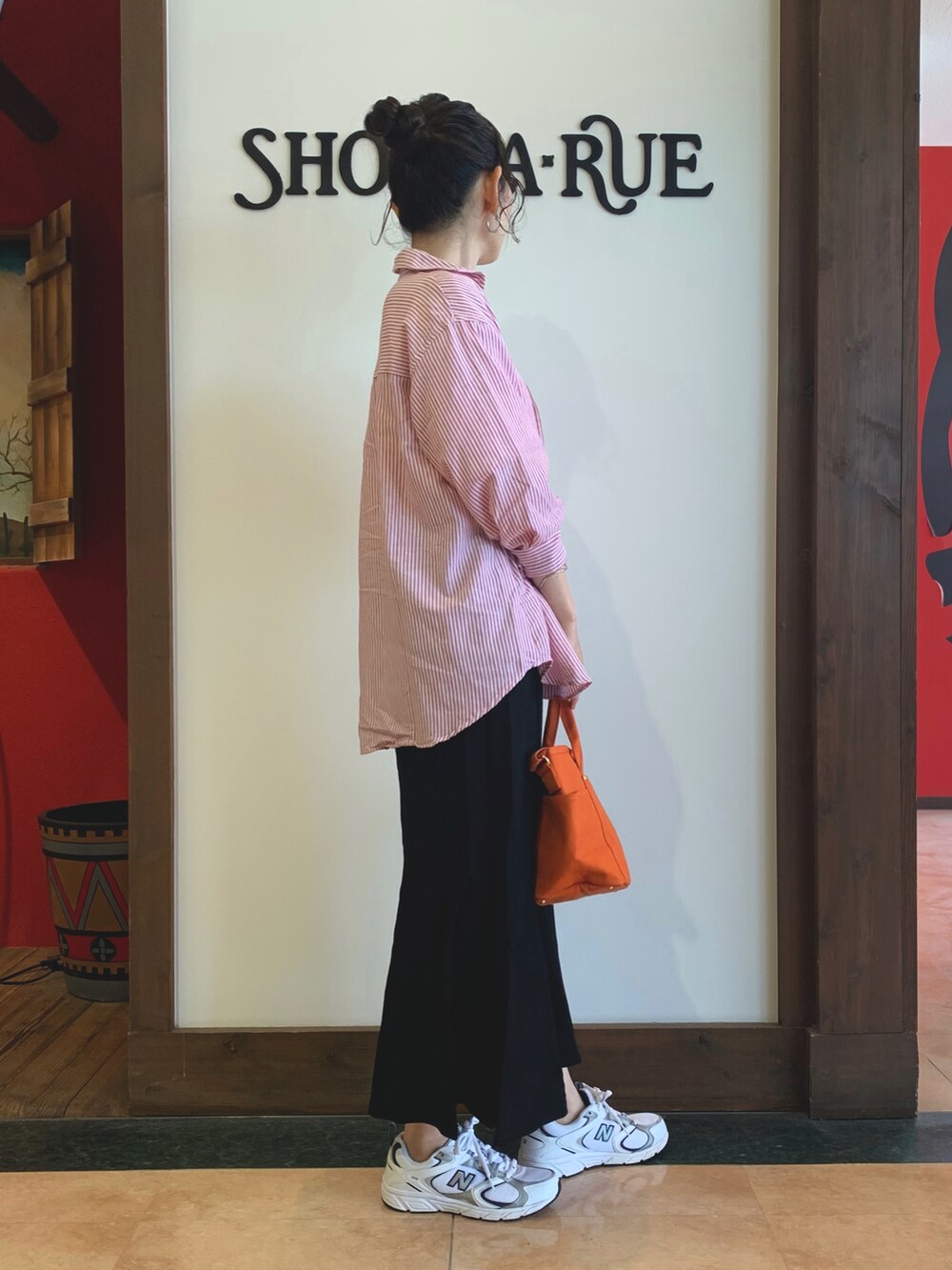 ホワイト系のTシャツ/カットソー、レッド系のシャツ/ブラウス、ブラック系のスカートを着用したレディースの夏コーディネートの2枚目の写真