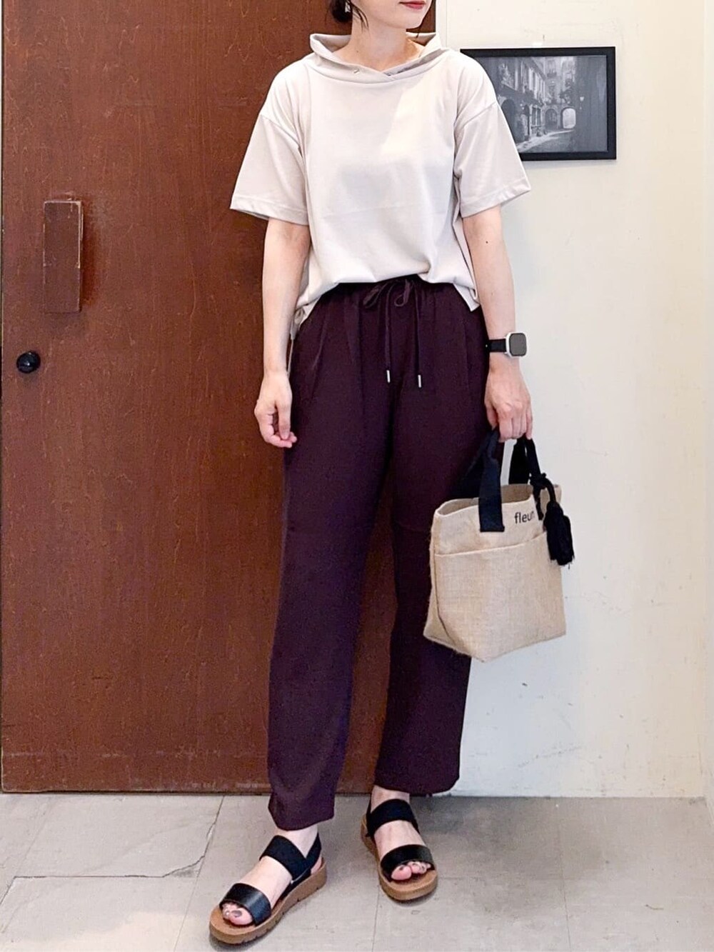 ベージュ系のTシャツ/カットソー、ブラウン系のその他パンツ、ブラック系のサンダルを着用したレディースの夏コーディネートの5枚目の写真