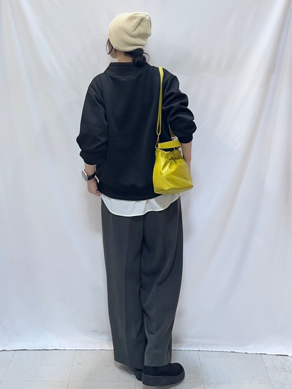 ブラック系のTシャツ/カットソー、ホワイト系のTシャツ/カットソー、グレー系のその他パンツを着用したレディースの秋コーディネートの3枚目の写真