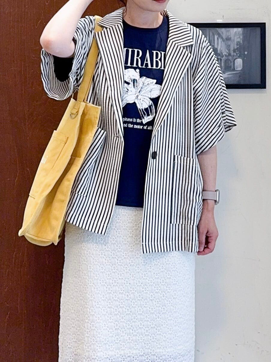 ブルー系のテーラードジャケット、ブルー系のTシャツ/カットソー、ホワイト系のスカートを着用したレディースの夏コーディネートの5枚目の写真