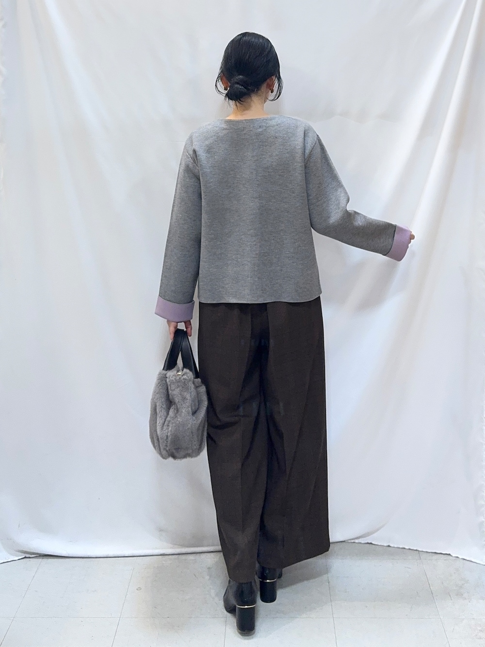 グレー系のカーディガン/ボレロ、ピンク系のニット/セーター、ブラウン系のその他パンツを着用したレディースの秋コーディネートの3枚目の写真