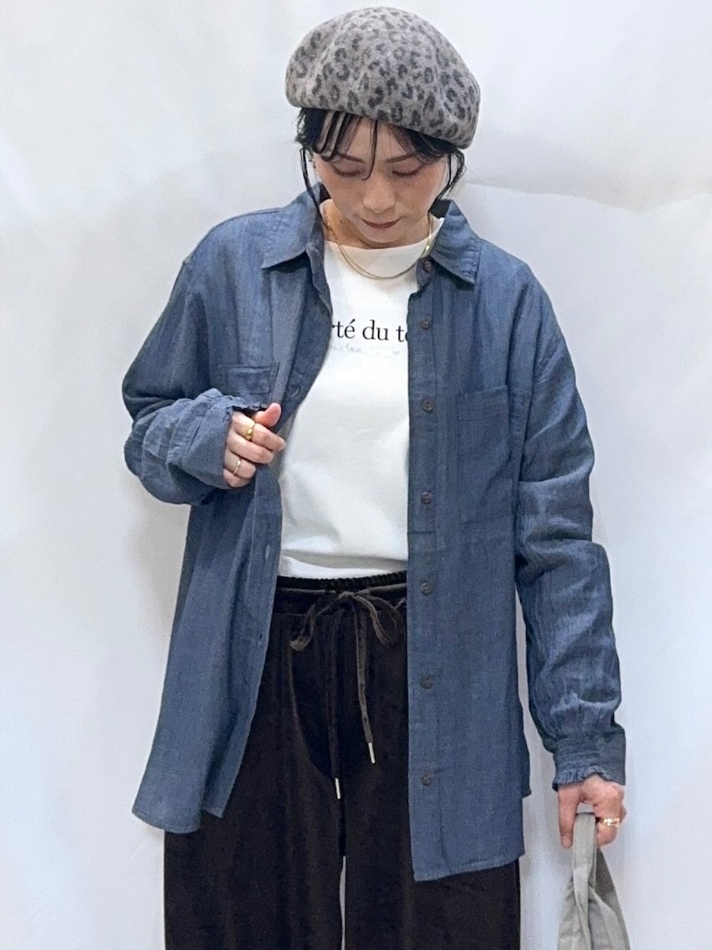 ブルー系のシャツ/ブラウス、ホワイト系のTシャツ/カットソー、ブラウン系のその他パンツを着用したレディースの秋コーディネートの7枚目の写真