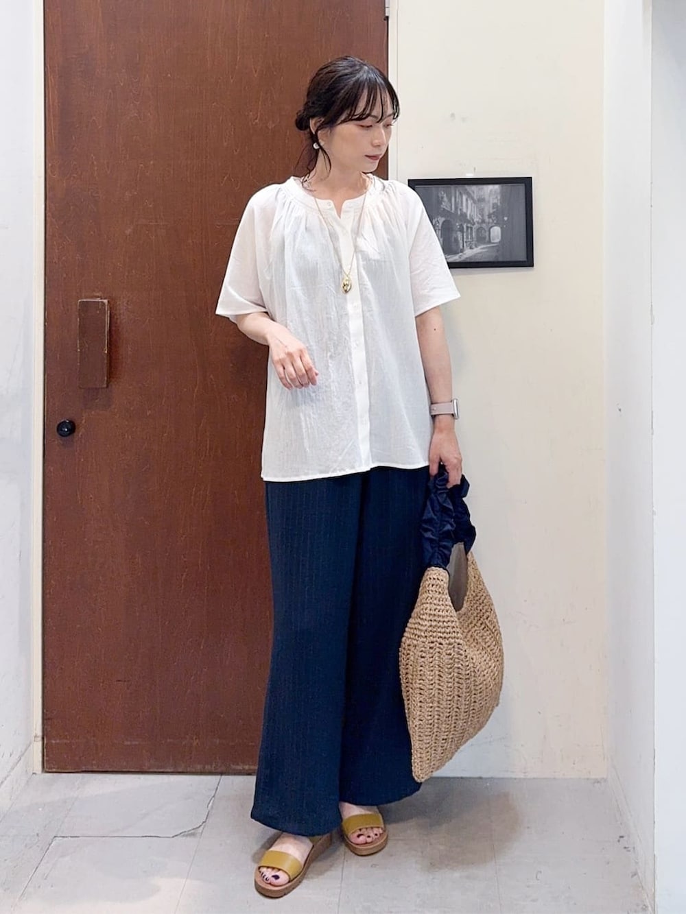 ホワイト系のシャツ/ブラウス、ブルー系のその他パンツ、イエロー系のサンダルを着用したレディースの夏コーディネートの2枚目の写真