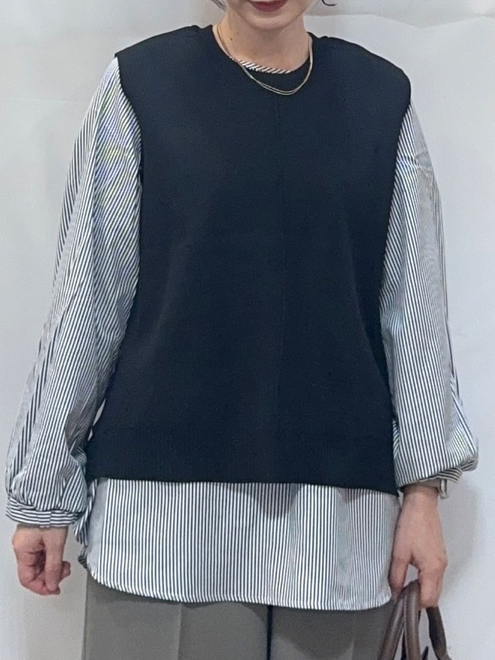 ベージュ系のその他パンツ、ブラック系のパンプス、ブラウン系のトートバッグを着用したレディースの秋コーディネートの8枚目の写真