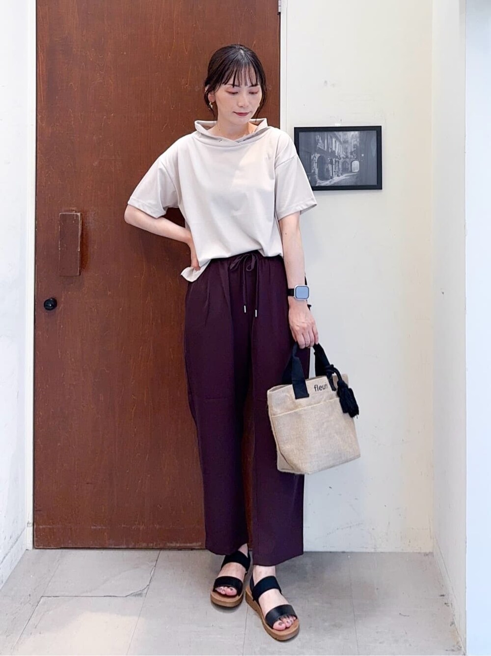 ベージュ系のTシャツ/カットソー、ブラウン系のその他パンツ、ブラック系のサンダルを着用したレディースの夏コーディネートの2枚目の写真
