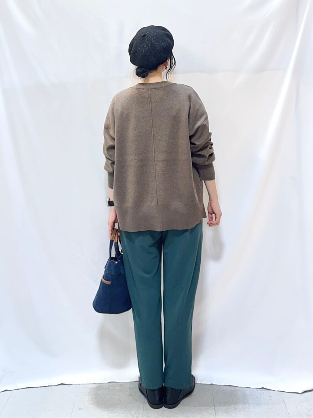 ブラウン系のカーディガン/ボレロ、ベージュ系のTシャツ/カットソー、グリーン系のその他パンツを着用したレディースの秋コーディネートの4枚目の写真