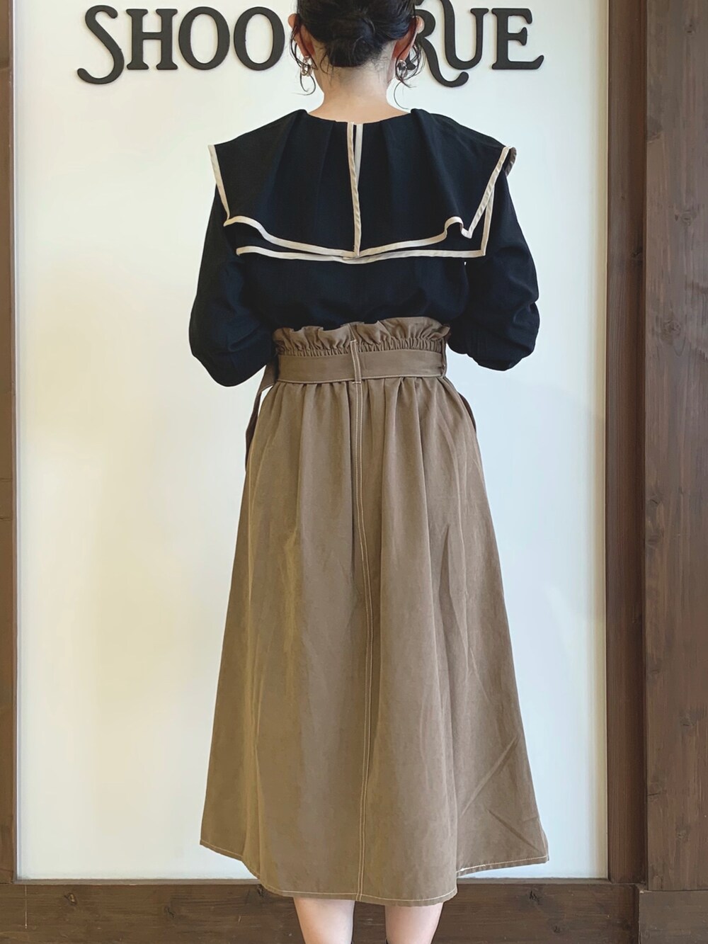 ブラック系のシャツ/ブラウス、ベージュ系のスカート、ブラック系のショルダーバッグを着用したレディースの夏コーディネートの3枚目の写真