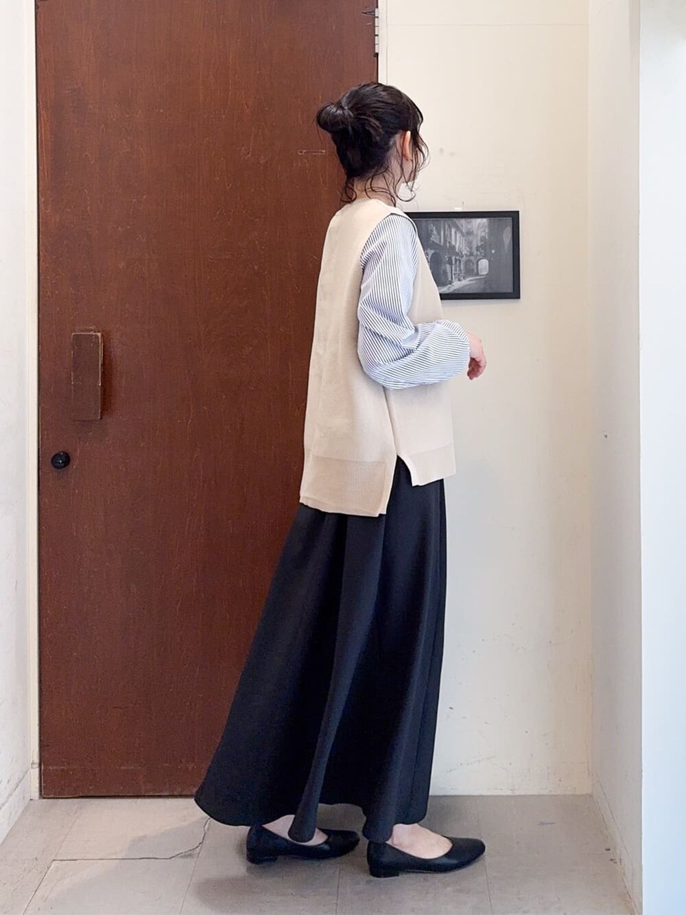 ベージュ系のその他トップス、ブラック系のスカート、ブラック系のその他シューズを着用したレディースの春コーディネートの3枚目の写真
