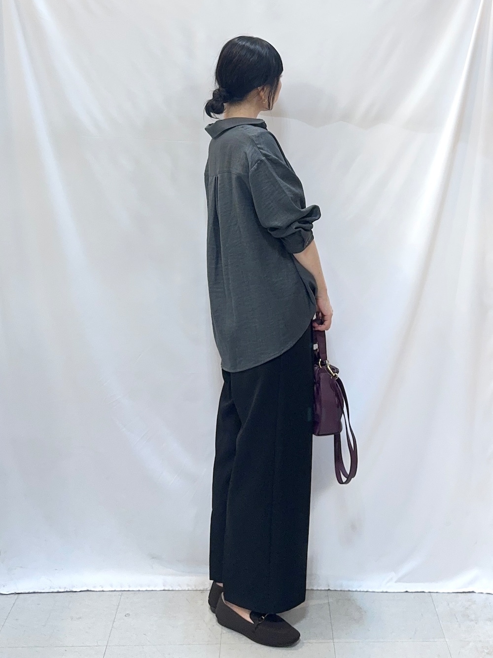 グレー系のシャツ/ブラウス、ブラック系のその他パンツ、ブラウン系のその他シューズを着用したレディースの秋コーディネートの2枚目の写真