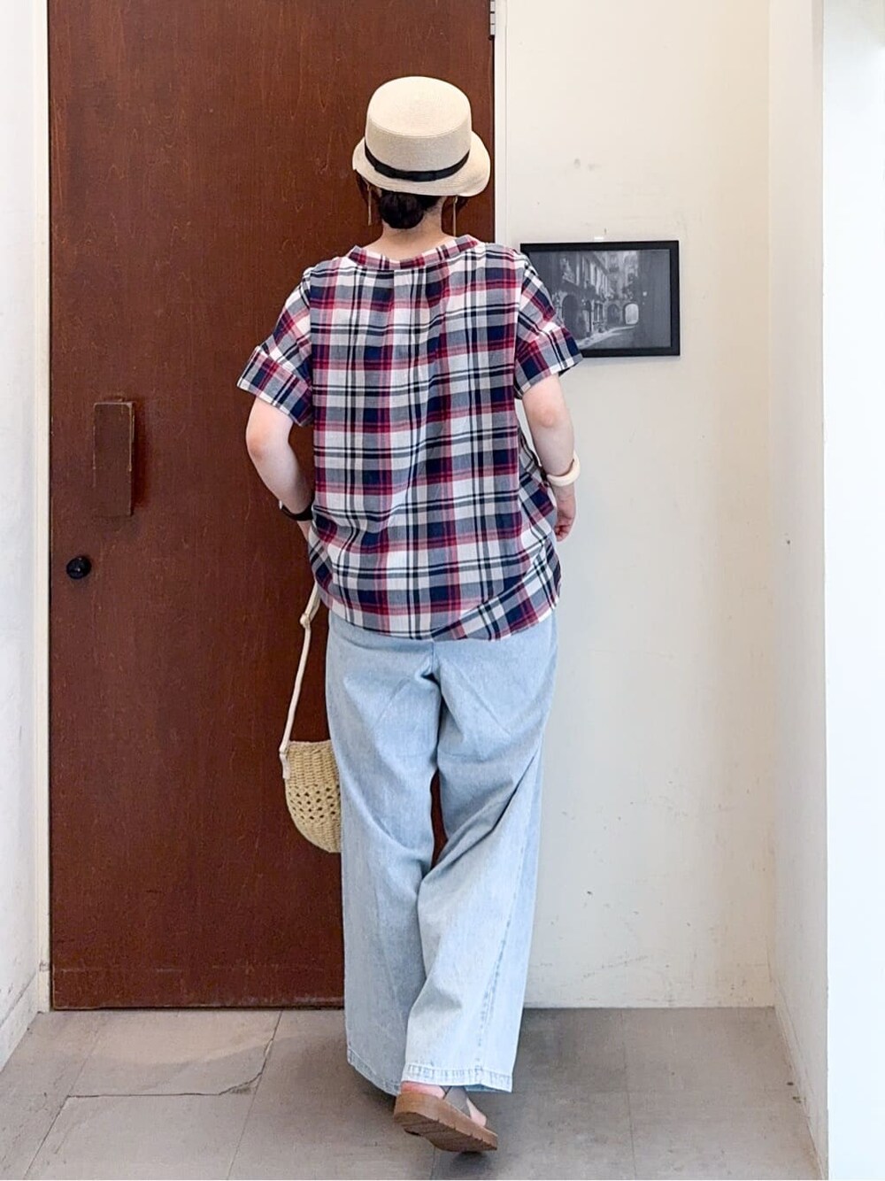 レッド系のシャツ/ブラウス、ブルー系のその他パンツ、ベージュ系のサンダルを着用したレディースの夏コーディネートの4枚目の写真
