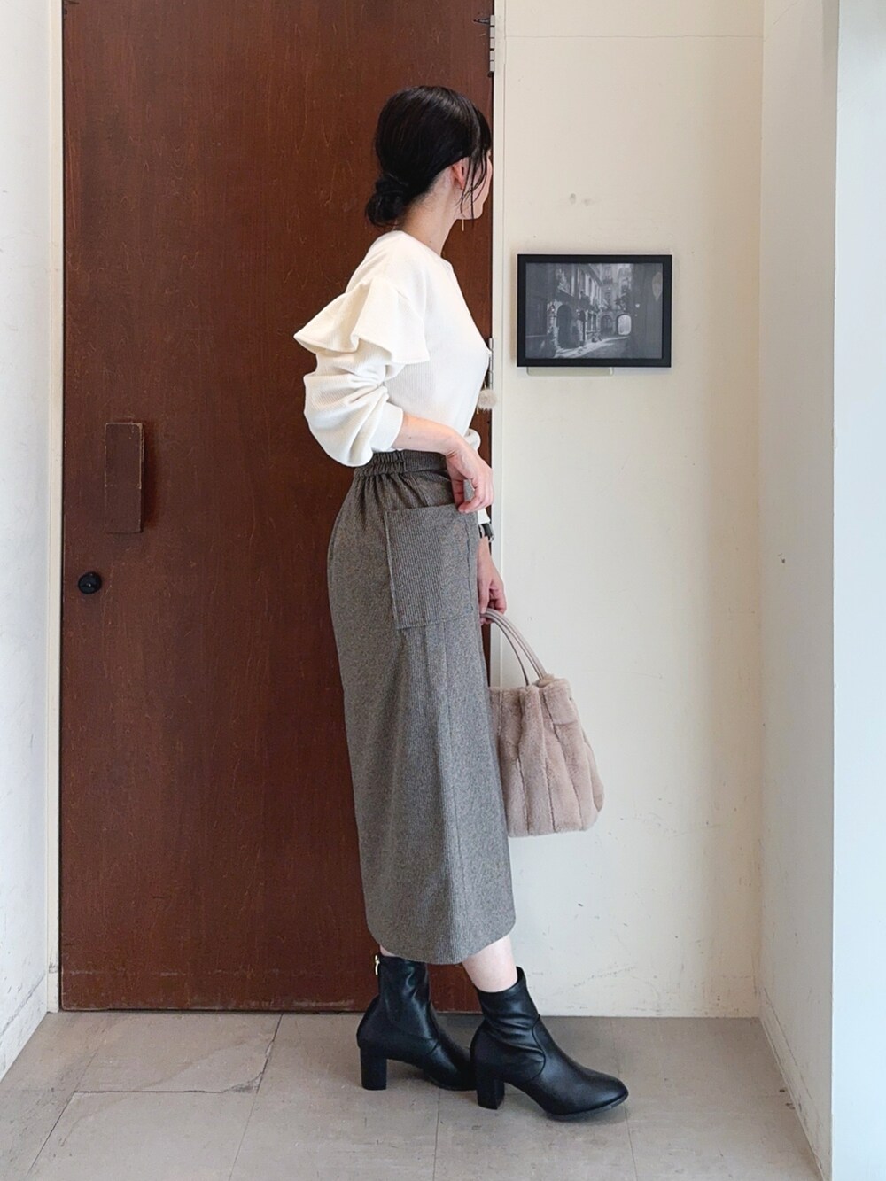 ホワイト系のTシャツ/カットソー、ベージュ系のスカート、ベージュ系のトートバッグを着用したレディースの秋コーディネートの3枚目の写真