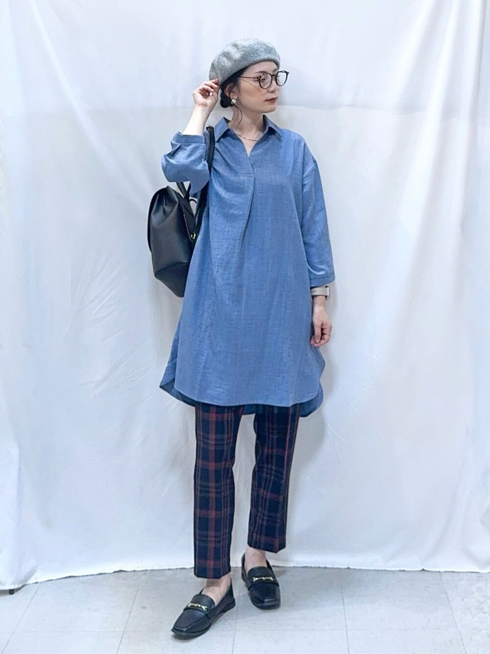 ブルー系のチュニック、ブルー系のその他パンツ、ブラック系のその他シューズを着用したレディースの秋コーディネートの2枚目の写真