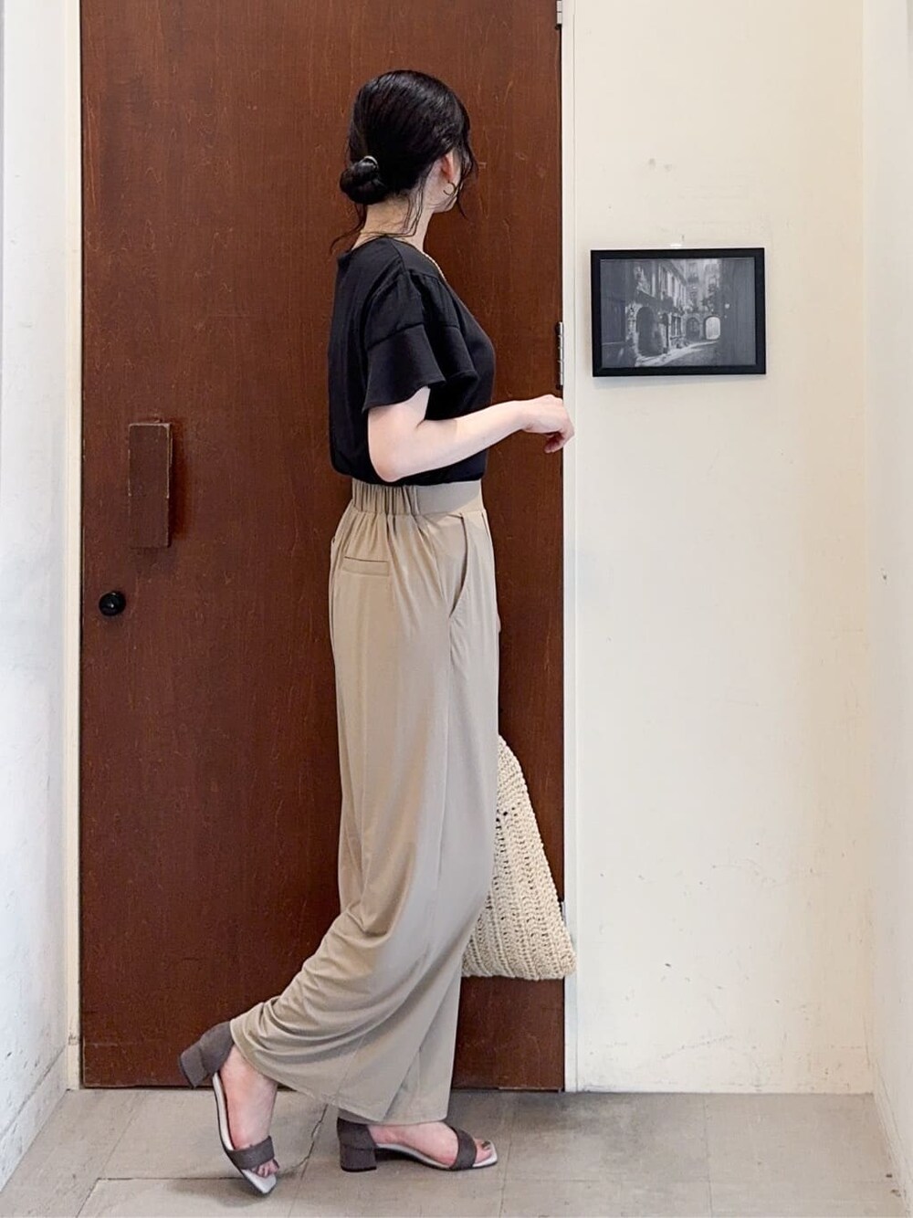 ブラック系のTシャツ/カットソー、ベージュ系のその他パンツ、ベージュ系のサンダルを着用したレディースの夏コーディネートの6枚目の写真