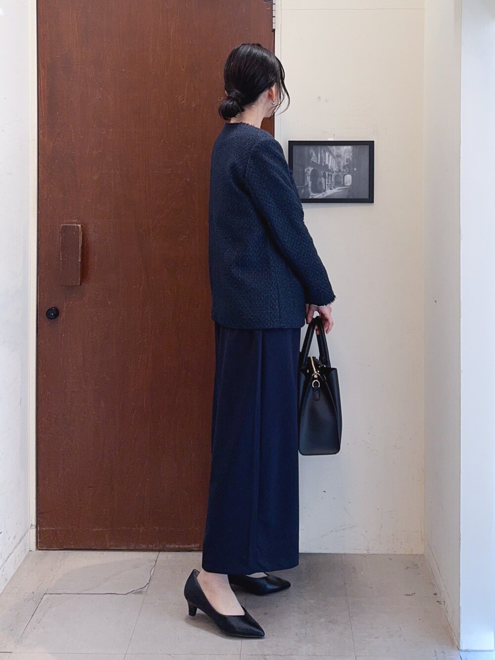 ブルー系のノーカラージャケット、ホワイト系のTシャツ/カットソー、ブルー系のその他パンツを着用したレディースの春コーディネートの2枚目の写真