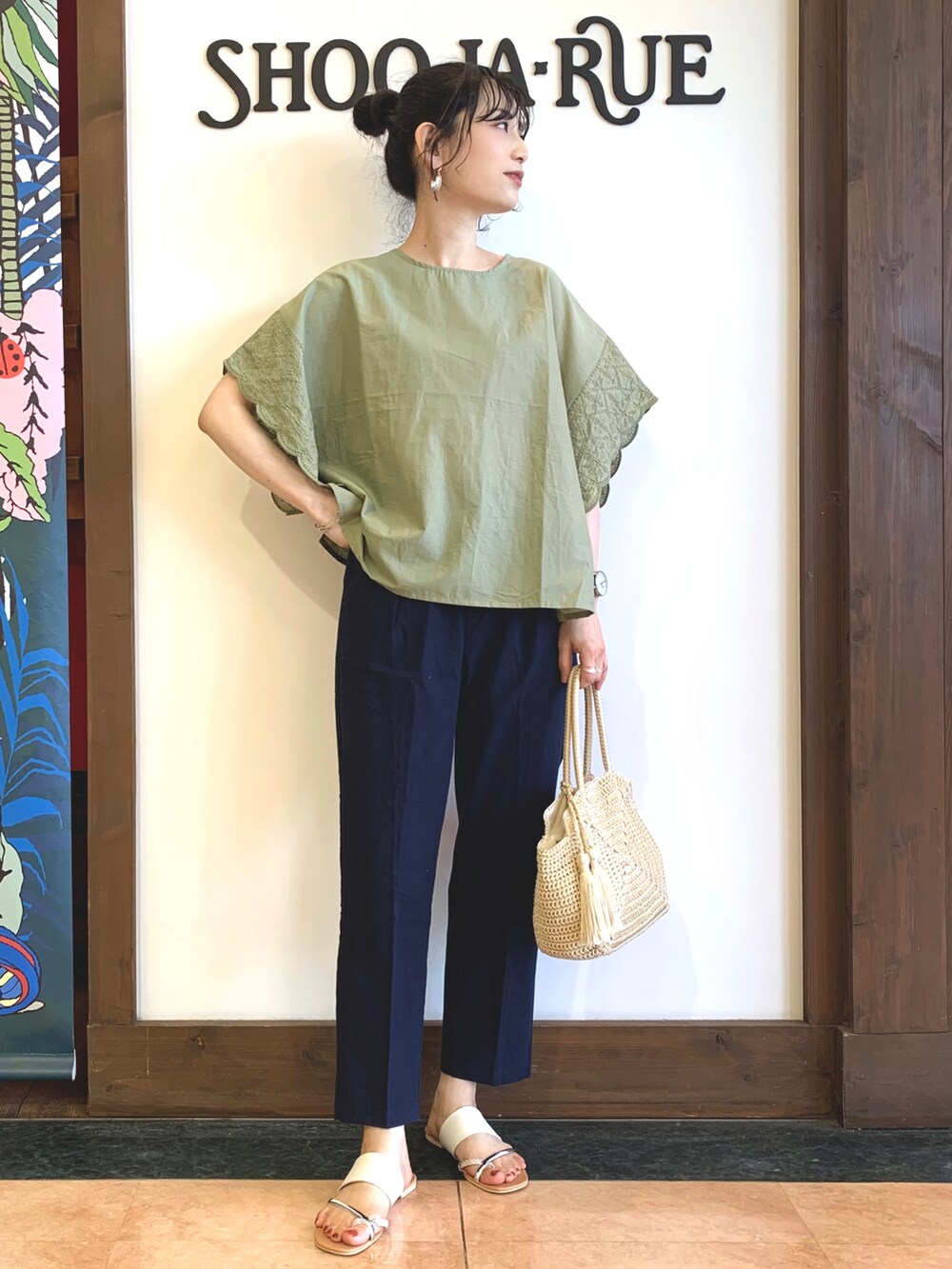 グリーン系のシャツ/ブラウス、ブルー系のその他パンツ、ベージュ系のサンダルを着用したレディースの春コーディネートの2枚目の写真